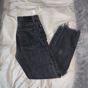 BLACK DISTRESSED LEVI JEANS